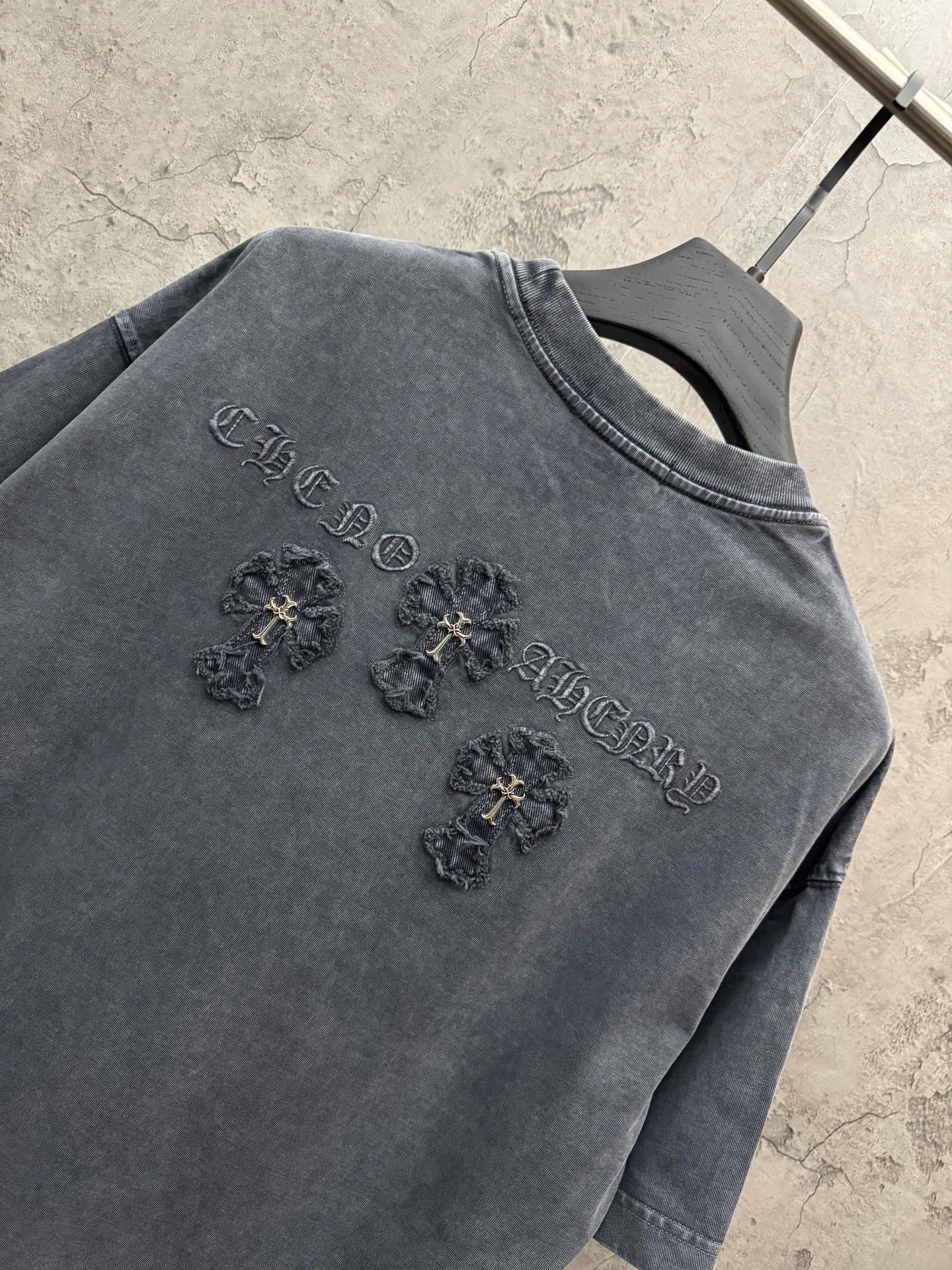 P230 top version, real shot without P, ​​different from market currency) 𝗖𝗵𝗿𝗼𝗺𝗲 𝗛𝗲𝗮𝗿𝘁𝘀/Croxin 2026 spring new original single counter American washed patch embroidered couple short sleeves 👑The highest version! Customized fabric 320 grams, washed and fried. Best-selling model at the counter. Very comfortable to wear. Accessories: Original molded and authenticated collar label➕100% silk wash label. Genuine purchase-grade original hangtag➕matching hanging rope➕3D hanging beads➕original packaging bag. Craftsmanship: The original version has consistent wiring! The highest version of the armhole matching technique! Color: Gray Black Size: S M L XL Style No.: 6609